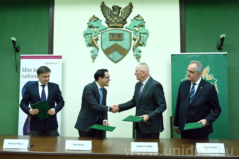Stratégiai partnerséget kötött a Debreceni Egyetem és az AstraZeneca