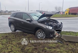 Oszlopnak hajtott egy autó Püspökladányban