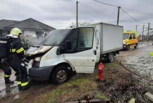 Kigyulladt egy kisteherautó Mikepércsen