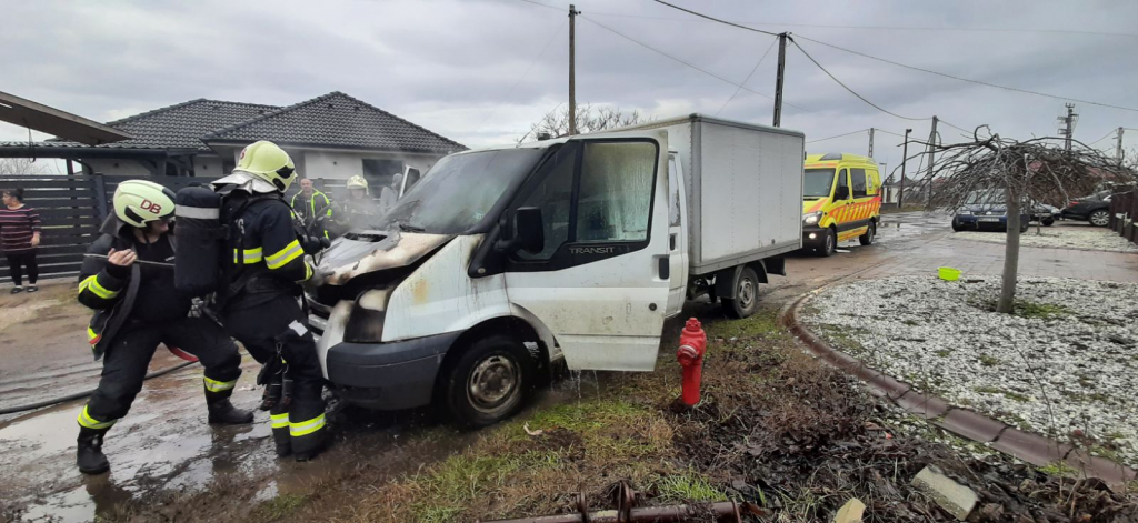 Kigyulladt egy kisteherautó Mikepércsen