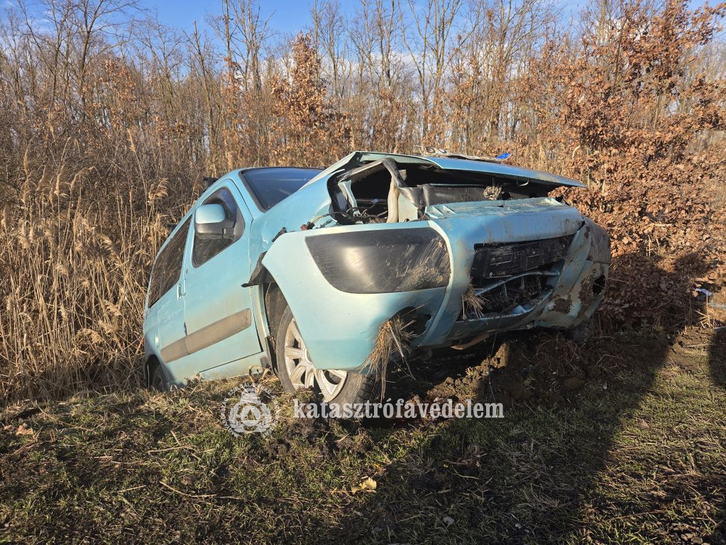 Árokba csúszott egy autó Püspökladánynál