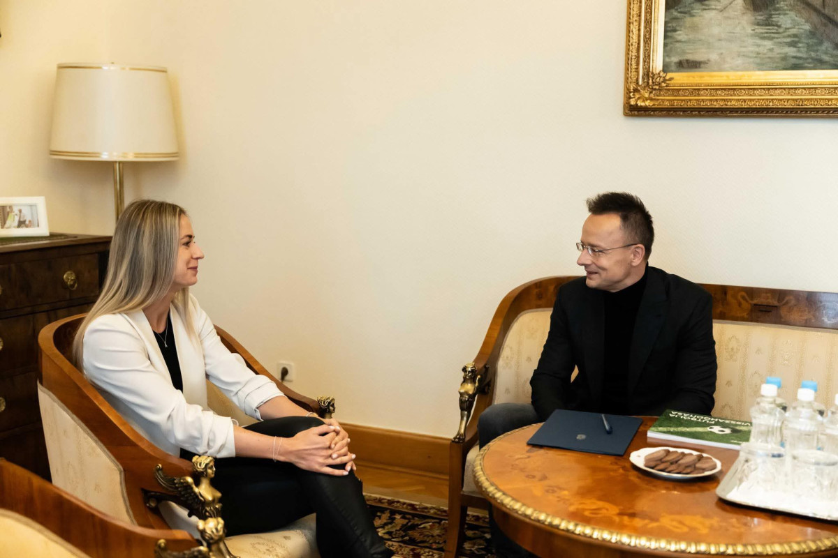 Bondár Anna Szijjártó Péternél