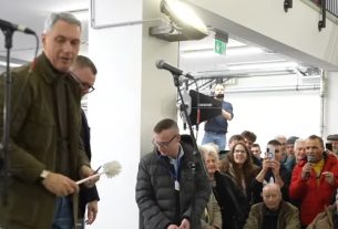 Lázár János vécékefe