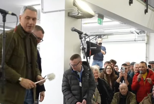 Lázár János vécékefe