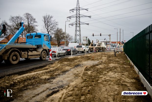 Dolgoznak a munkagépek - fél Debrecen fel van túrva