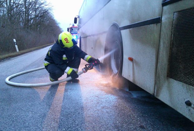 Füstölni kezdett egy utasokat szállító busz Balmazújvárosnál