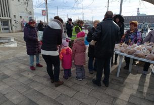 Ételosztás Sebrecenben