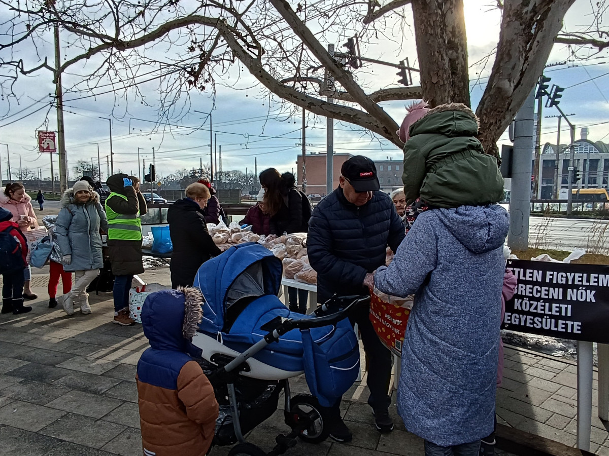 Ételosztás Sebrecenben