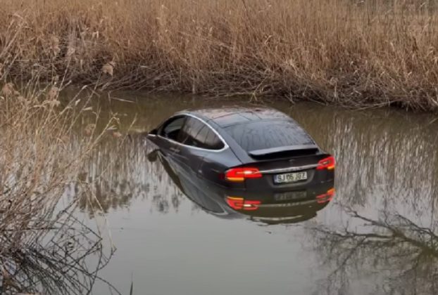 Belehajtott egy Tesla a Hortobágy-Berettyóba