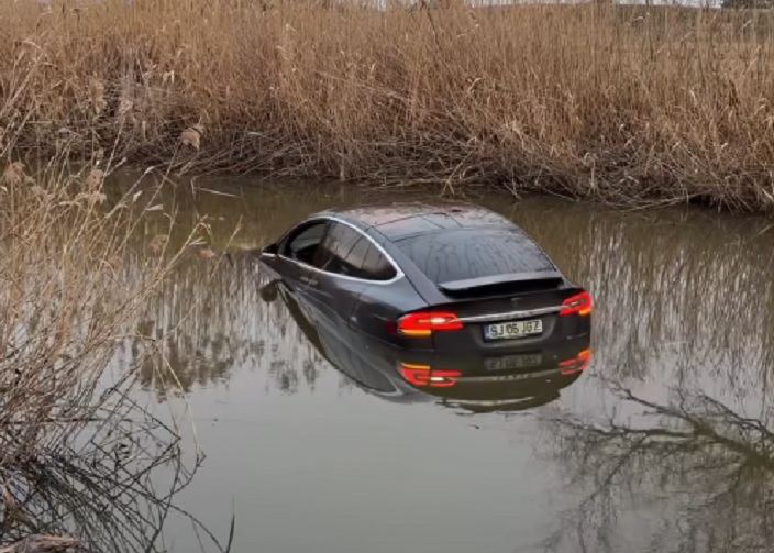 Belehajtott egy Tesla a Hortobágy-Berettyóba