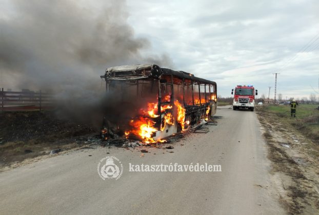 Így lángolt egy busz Nagykerekinél