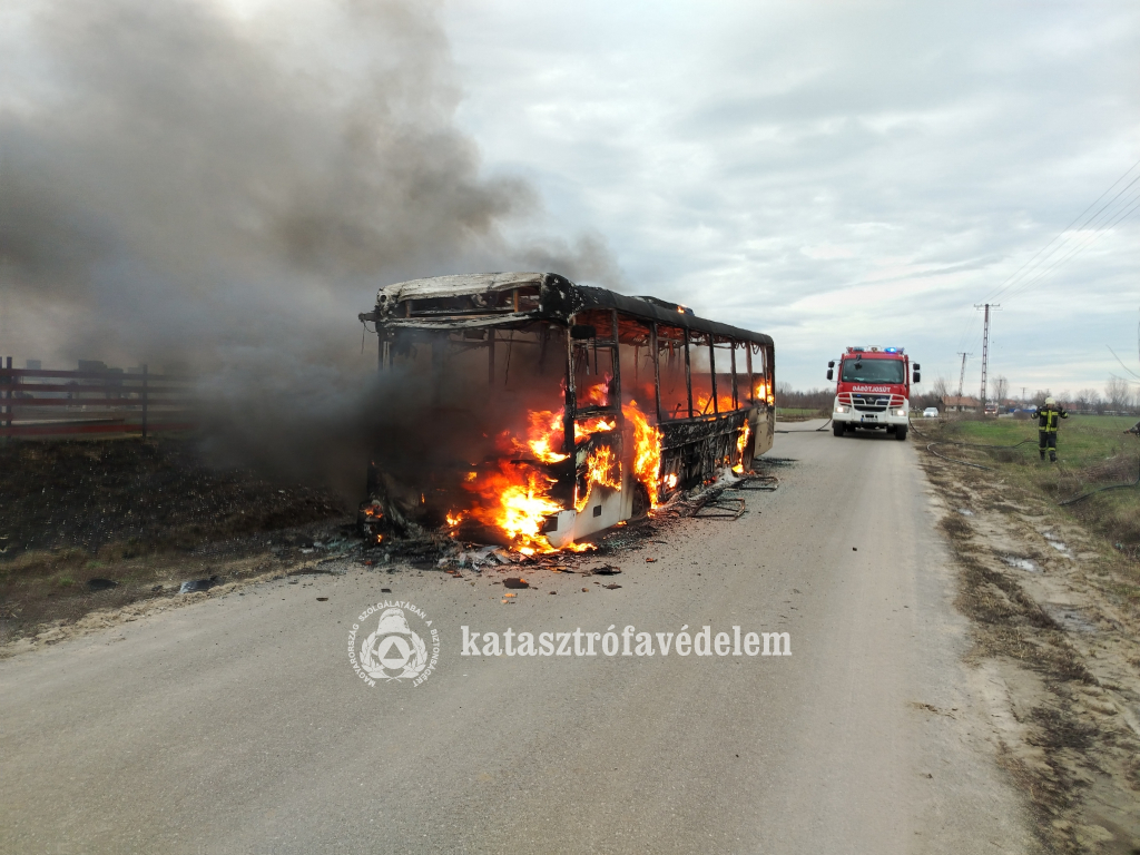 Így lángolt egy busz Nagykerekinél