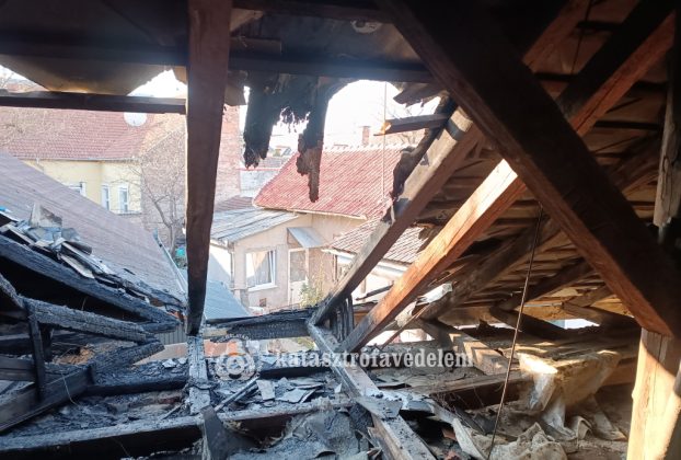 Kigyulladt a zsindelyezett tető Debrecenben