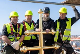 Időkapszulát helyeztek el a debreceni görögkatolikus főszékesegyház toronykeresztjének tövében