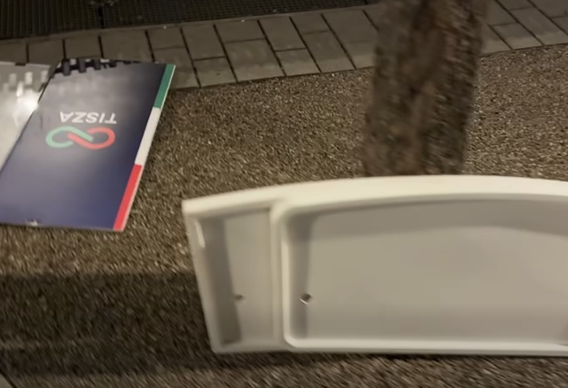 Ellopták és összetörték a Tisza Párt pultjait Debrecenben