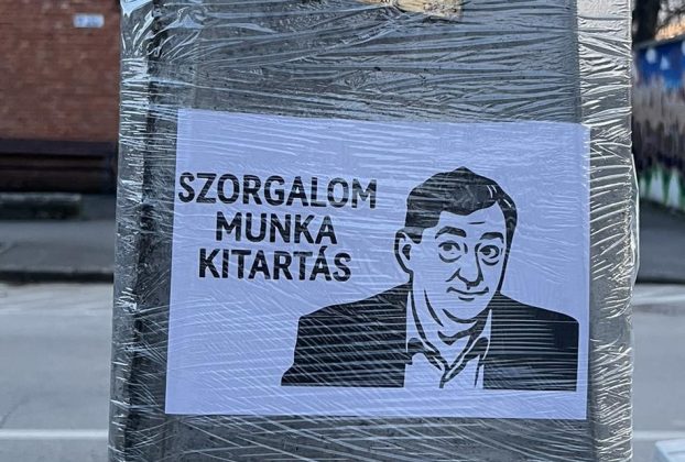 Záhonyi plakátk miatt hisztizik a Fidesz