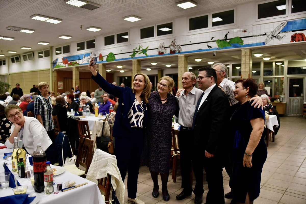 Széles Diána szépkorú választókkal bálozott