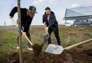 Barcsa Lajos fát ültet