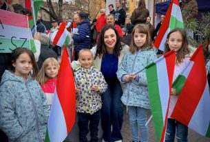 Dorultán Katalin gyerekekkel kampányol