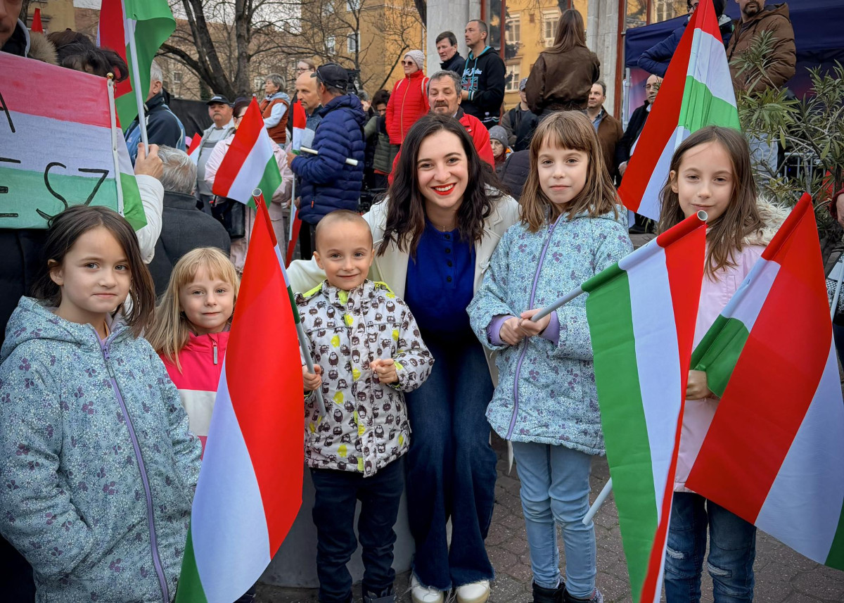 Dorultán Katalin gyerekekkel kampányol