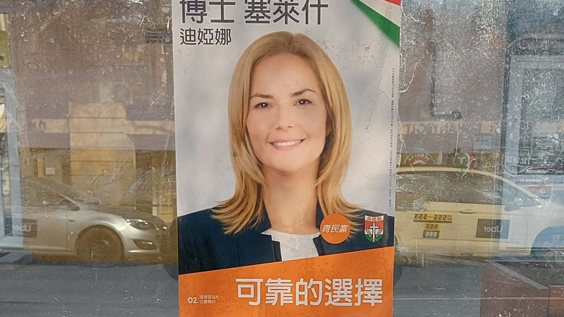 Kínai feliratos plakátok Debrecenben