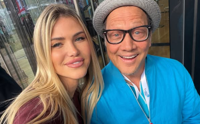 Az Orbán Viktor mellett kampányoló Rob Schneiderrel szelfizett Vasvári Vivien