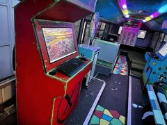 A Magyar Kétfarkú Kutya Párt Hiánypótló Busza