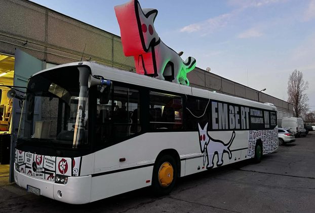 A Magyar Kétfarkú Kutya Párt Hiánypótló Busza