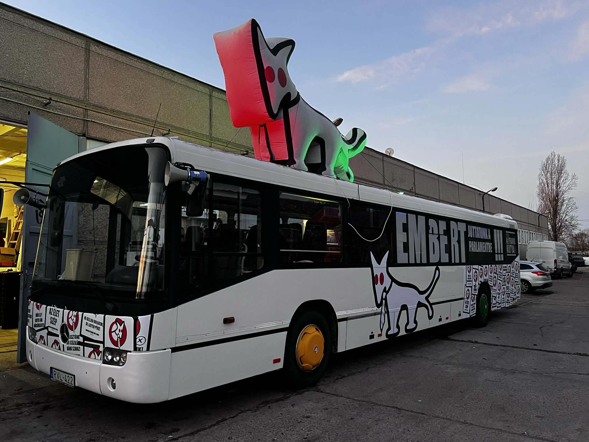 A Magyar Kétfarkú Kutya Párt Hiánypótló Busza