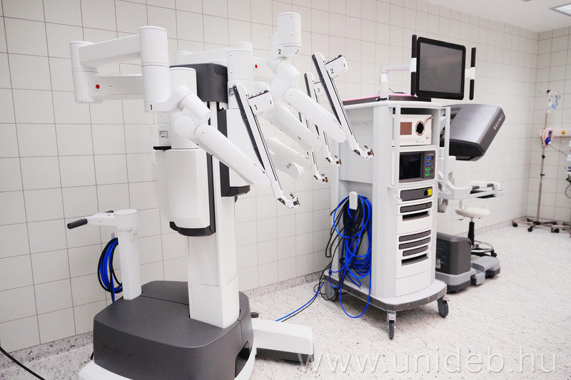 Robotasszisztált sebészeti műtőt adtak át a Debreceni Egyetem klinikai központjában