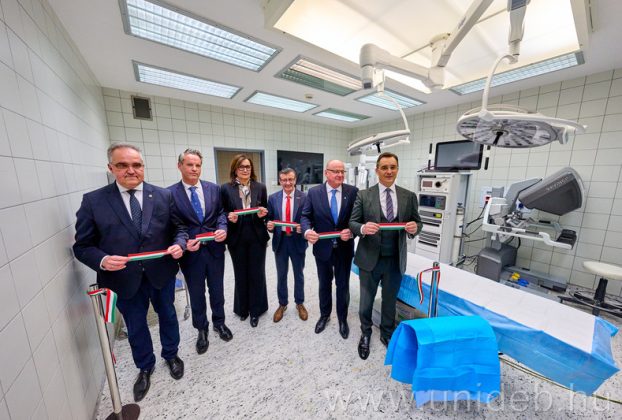 Robotasszisztált sebészeti műtőt adtak át a Debreceni Egyetem klinikai központjában