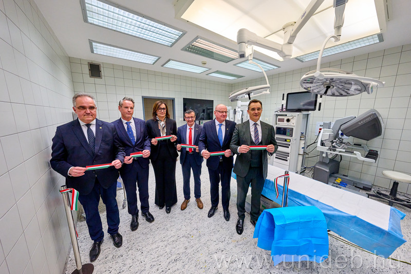 Robotasszisztált sebészeti műtőt adtak át a Debreceni Egyetem klinikai központjában