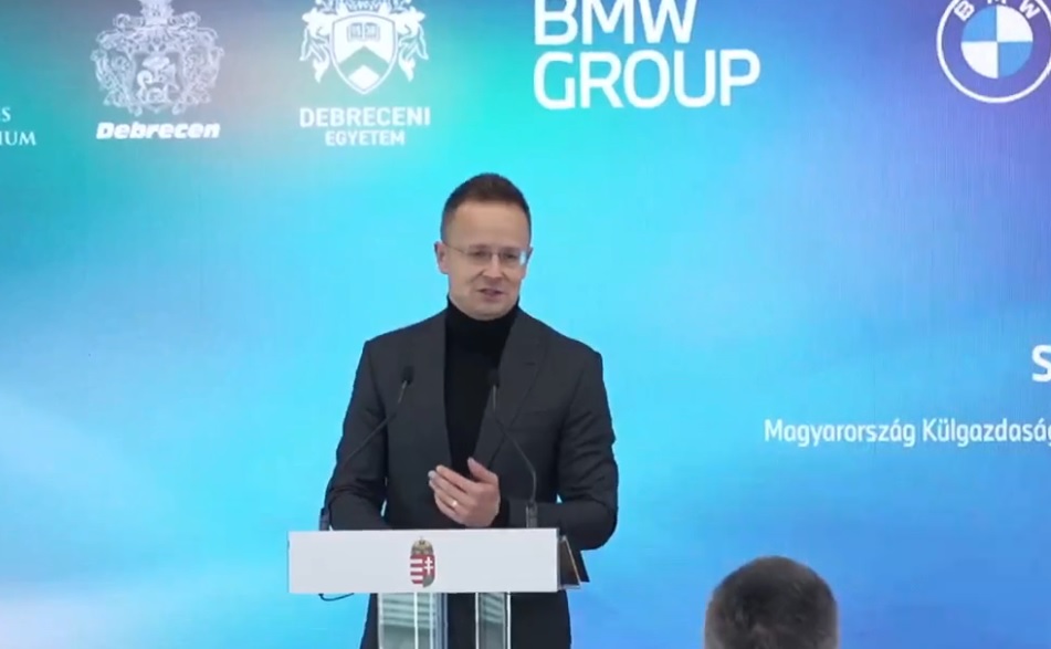 Szijjártó Péter a debreceni BMW-nél