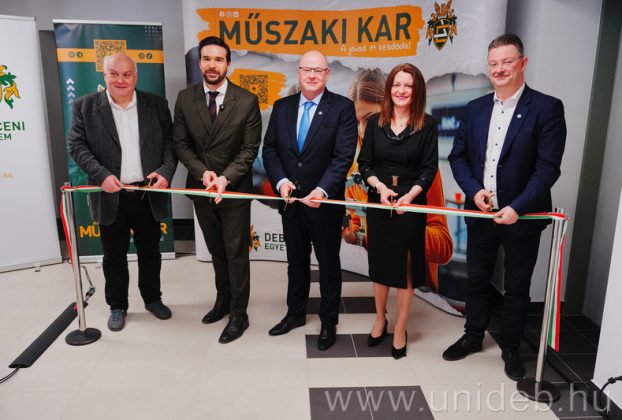 Barcsa Lajos is segített átadni a Debreceni Egyetem Műszaki Kar megújult épületét