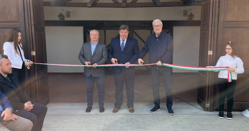 Vitányi István átadja a nagyrábéi ravatolozót