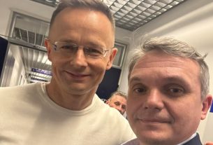 Szijjártó Péter Hajdúböszörményben "erősíti" Papp Zsolt kampányát