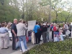 Tárkányi Zsolt dedikálja a plakátjait Debrecenben