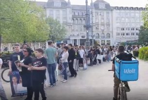 Tompa Enikő dedikálja a plakátjait Debrecenben