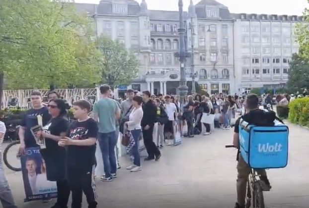 Tompa Enikő dedikálja a plakátjait Debrecenben