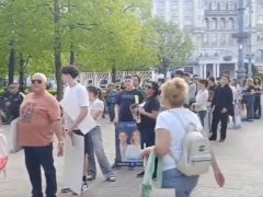 Tompa Enikő dedikálja a plakátjait Debrecenben