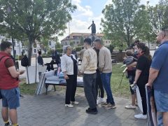 Göröghné Bocskai Éva plakátokat dedikál Hajdúböszörményben