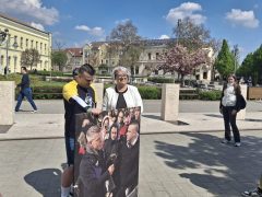 Göröghné Bocskai Éva plakátokat dedikál Hajdúböszörményben