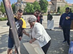 Göröghné Bocskai Éva tiszás plakátokat dedikál Hajdúböszörményben