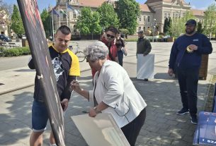 Göröghné Bocskai Éva tiszás plakátokat dedikál Hajdúböszörményben