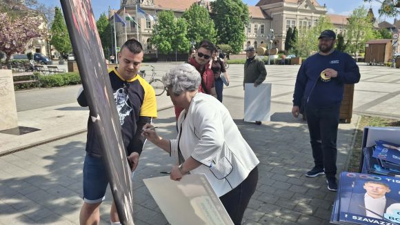 Göröghné Bocskai Éva tiszás plakátokat dedikál Hajdúböszörményben