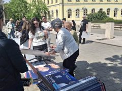 Göröghné Bocskai Éva tiszás plakátokat dedikál Hajdúböszörményben