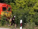 Csigának öltözött aktivista lefutotta a Debrecen és Mátészalka között vánszorgó személyvonatot