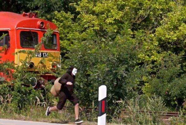 Csigának öltözött aktivista lefutotta a Debrecen és Mátészalka között vánszorgó személyvonatot