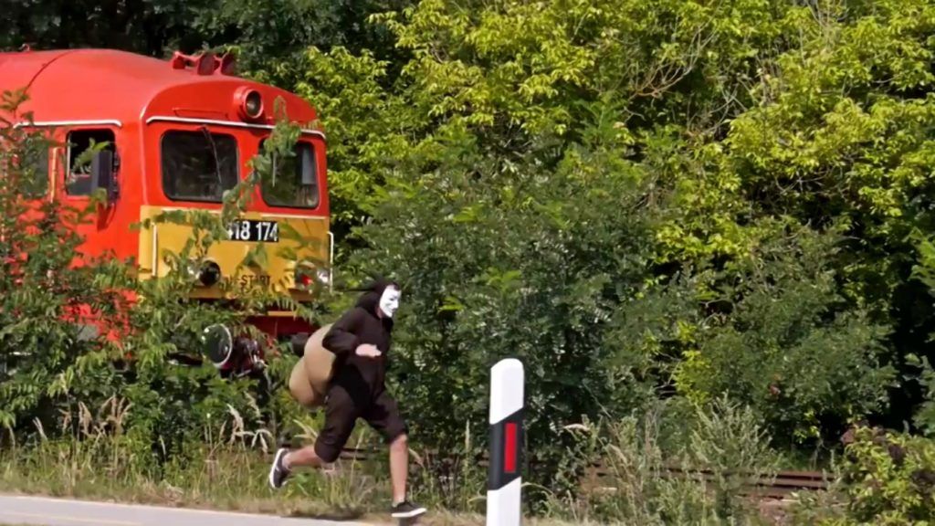 Csigának öltözött aktivista lefutotta a Debrecen és Mátészalka között vánszorgó személyvonatot
