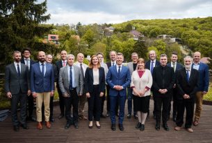 Magyar Péter iskolaigazgatókkal